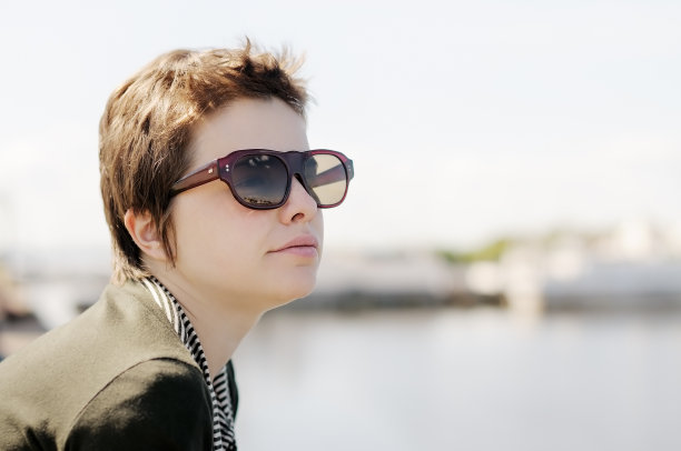 戴墨镜的女人的肖像图片下载