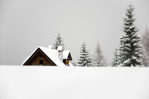 高山的小屋图片下载