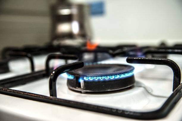 厨房里有燃气烤箱图片下载