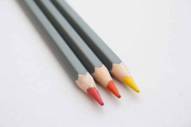 红色，橙色和黄色着色铅笔图片下载