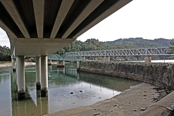 河上桥梁的细节图片下载