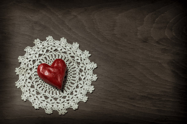 编织餐巾上的粘土心图片下载