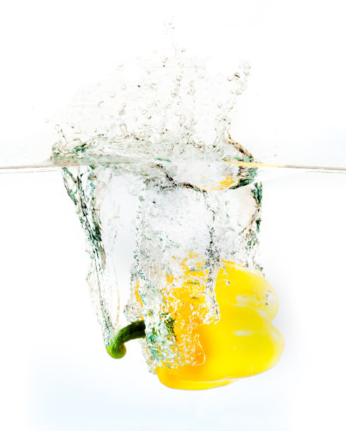 多汁的胡椒和水。春天新鲜水果图片下载