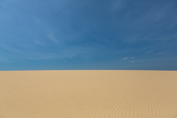 沙丘与蓝天图片下载