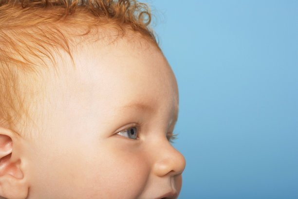 可爱的小男孩看向别处图片下载