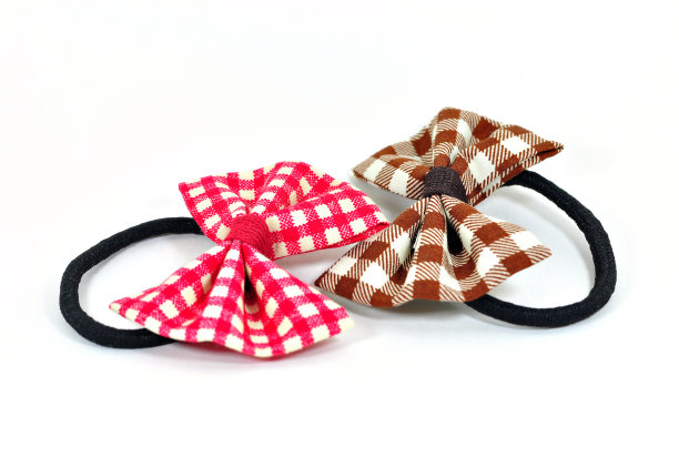 白色背景上的两个蝴蝶结橡皮筋图片下载