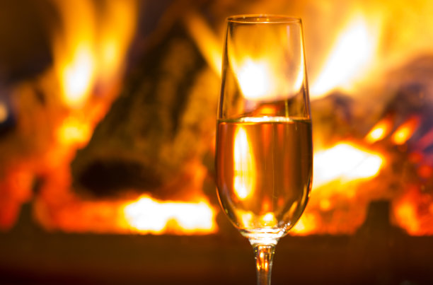 壁炉里放着一杯香槟图片下载