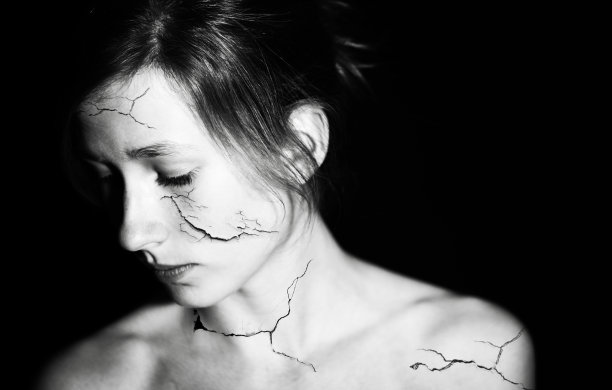 破碎的女孩图片下载