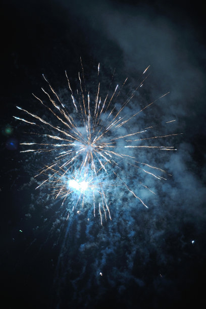 黑夜里的烟火图片下载