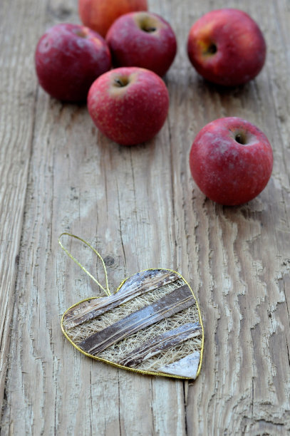 红苹果和装饰心图片下载