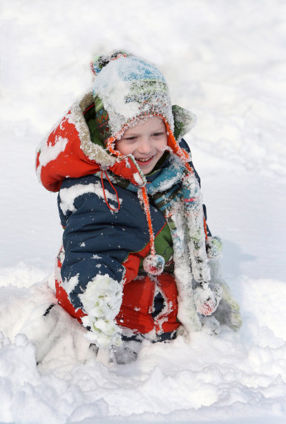 雪中的男孩图片下载