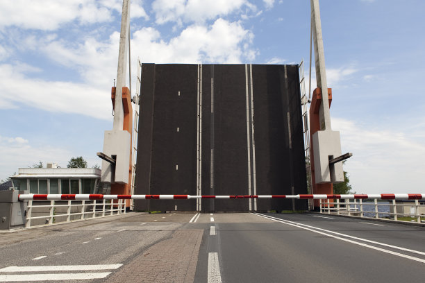 开放的吊桥图片下载