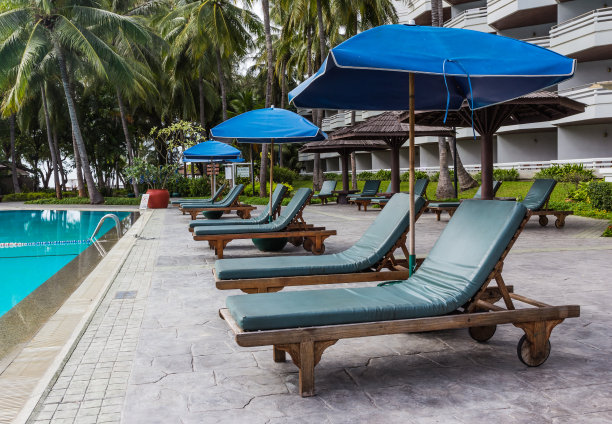 绿垫蓝伞的椅子图片下载