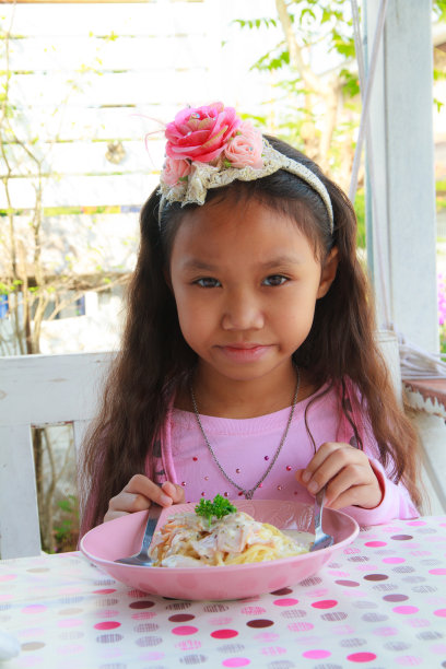 女孩吃意大利面图片下载