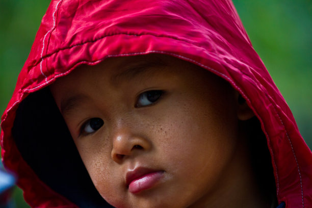 亚洲男孩在寒冷的冬天图片下载