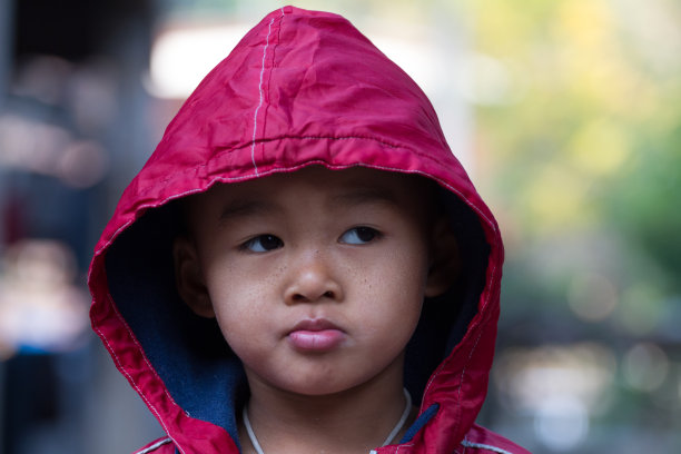 亚洲男孩在寒冷的冬天图片下载