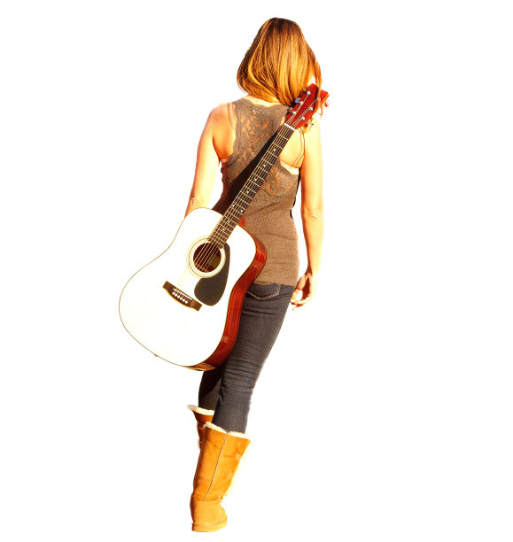 与吉他同行的年轻女士图片下载