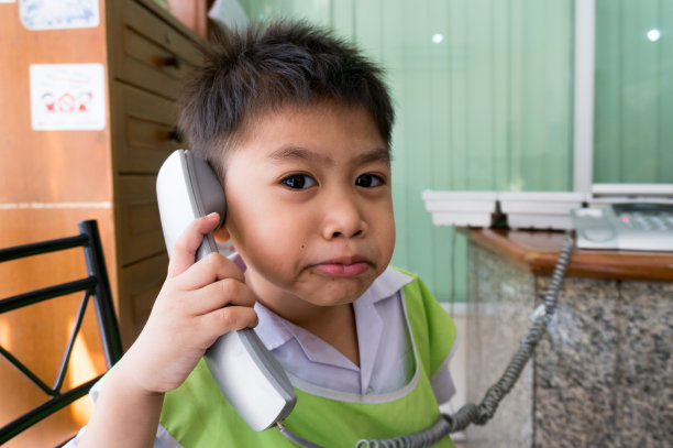 一个亚洲男孩打来电话图片下载