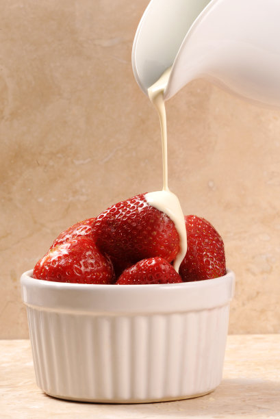 草莓和奶油图片下载