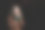 冬天里美丽的女孩，带着希望抬头仰望图片下载