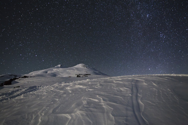 高加索山脉厄尔布鲁斯的星空图片下载