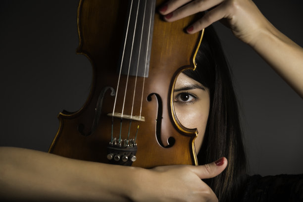 小提琴少女图片下载