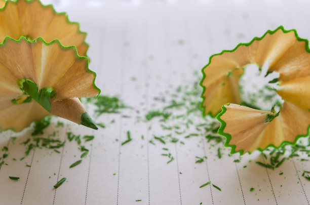 白色背景上的彩色铅笔图片下载