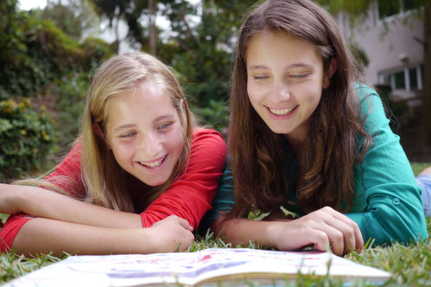 两姐妹在读一本书图片下载