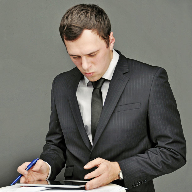 用平板电脑做生意的年轻人图片下载