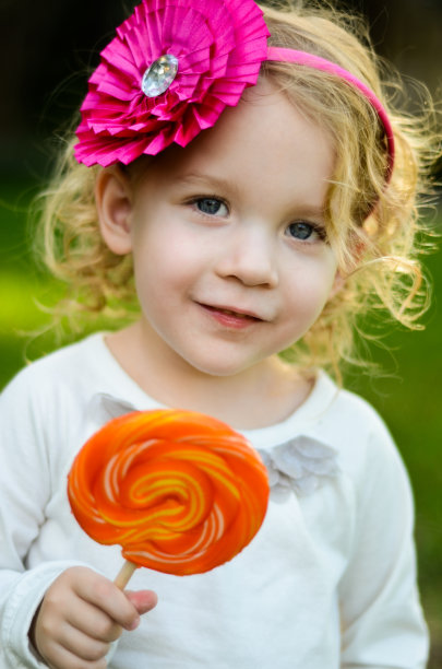 小女孩拿着棒棒糖图片下载