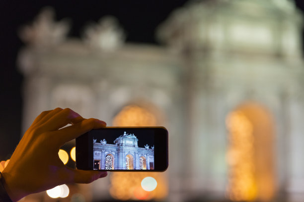 马德里智能手机屏幕上的阿尔卡拉门图片下载