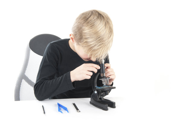 金发男孩在看显微镜图片下载