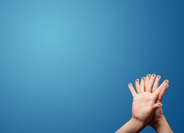 快乐的笑脸手指看着空白的蓝色背景拷贝图片下载