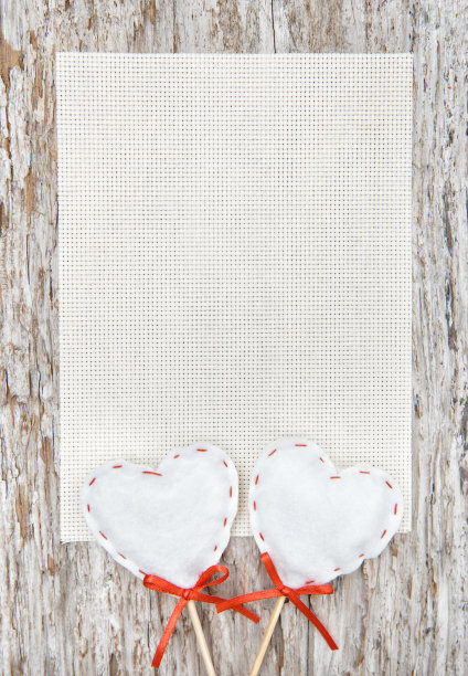 旧木头上织着心形的情人节卡片图片下载