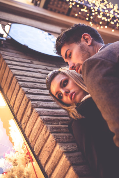 恋爱中的年轻情侣图片下载