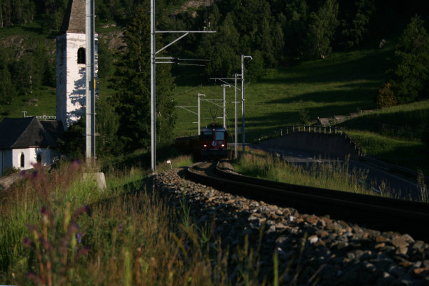 教堂附近的Rhaetish火车图片下载