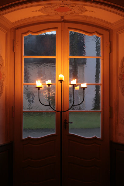 橱窗里的圣诞蜡烛图片下载