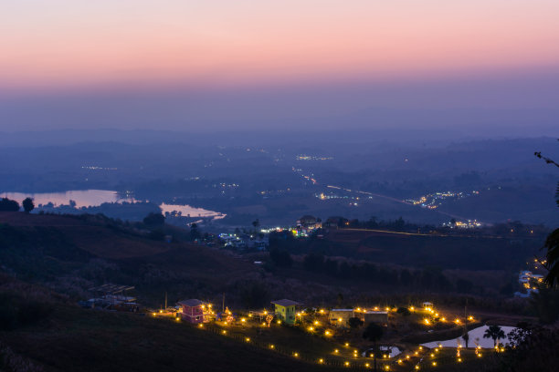 山谷中的小镇图片下载