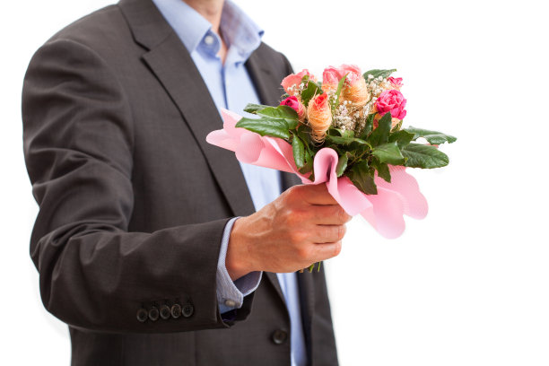 男人拿着玫瑰图片下载
