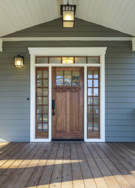 外部拍摄的一个木制前门高档住宅图片下载