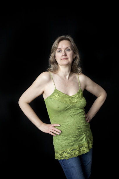 金发女人与美丽的蓝眼睛在黑色的背景图片下载