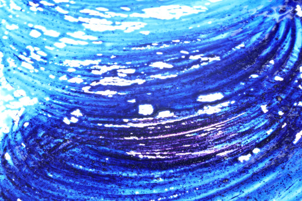 蓝色抽象色背景上的白胡椒图片下载