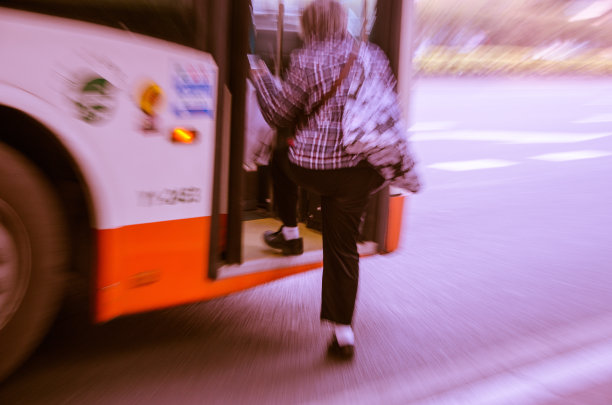 老太太想坐公共汽车图片下载