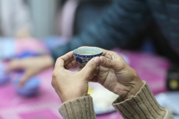女人的特写手端着茶杯图片下载