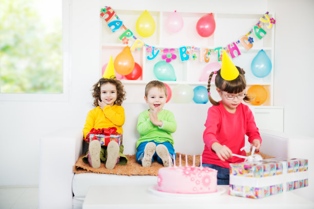 孩子们在生日聚会上图片下载