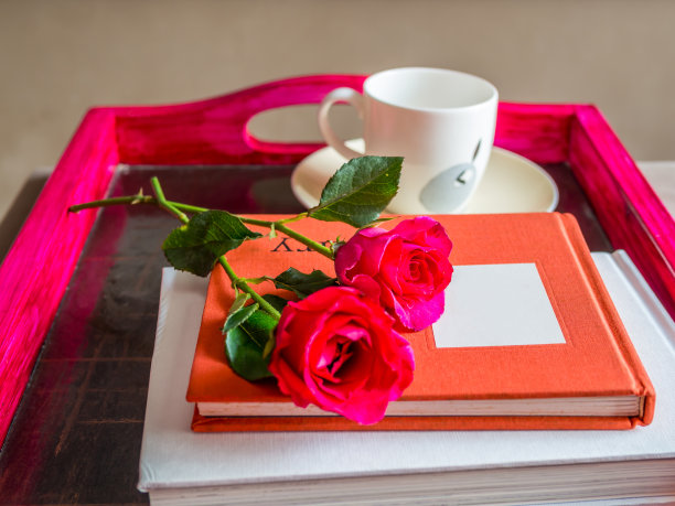 一杯咖啡，一本书和红玫瑰图片下载