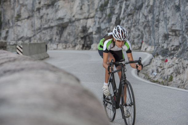 公路自行车下坡图片下载