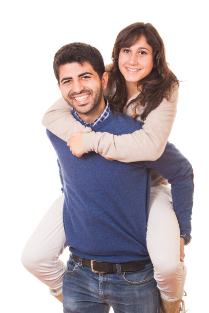 一个年轻人背着他的女朋友图片下载