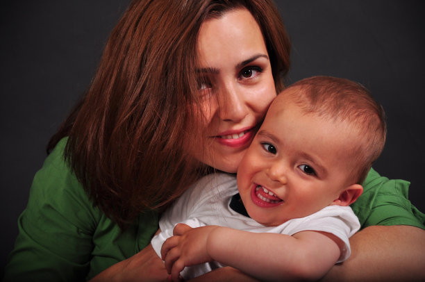 母亲和男婴图片下载