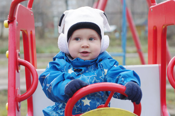 婴儿在户外的车里图片下载